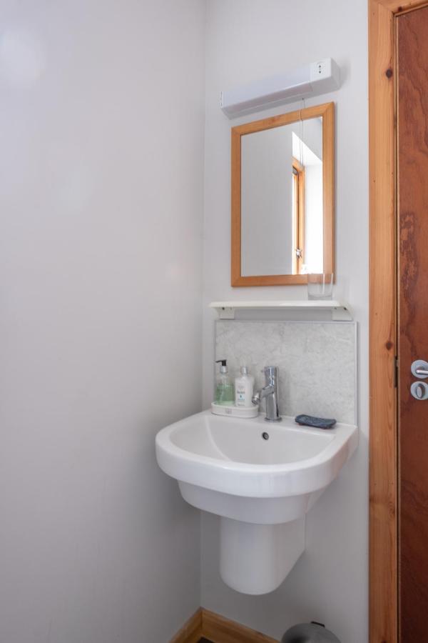 Contemporary One Bedroom Apartment Close To All Amenities In Conservation Area Tain Exterior foto